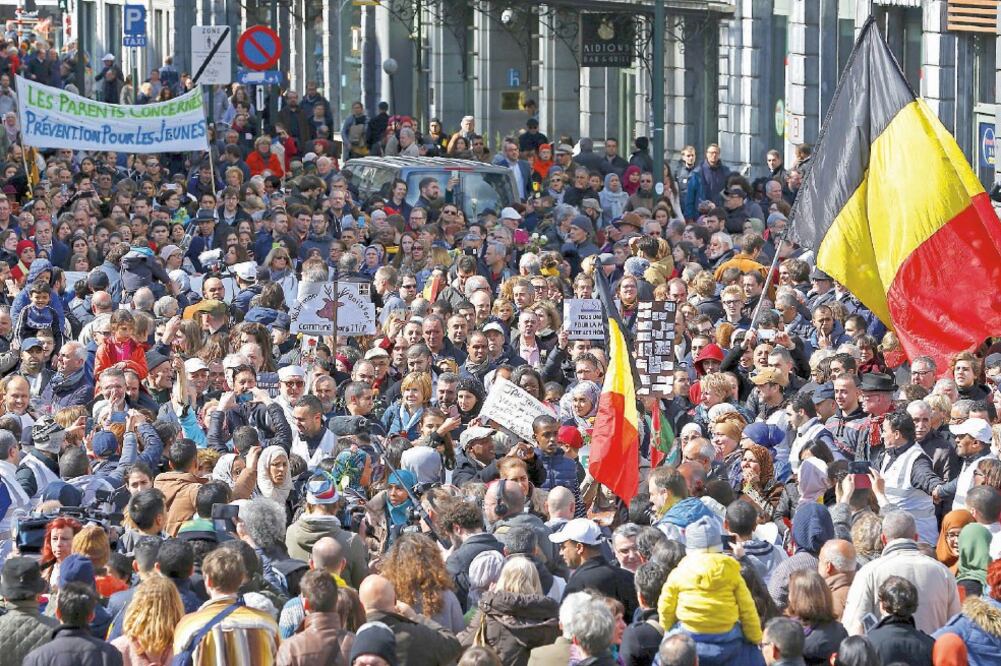 Miles de ciudadanos participaron ayer en una manifestación contra el terrorismo y el odio, en Bruselas, Bélgica (YVES HERMAN. REUTERS)