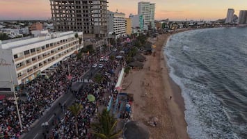 Desfile inaugural del Carnaval de Mazatlán 2026 reúne 500 mil personas; carrozas, comparsas y música llenan la Avenida Del Mar