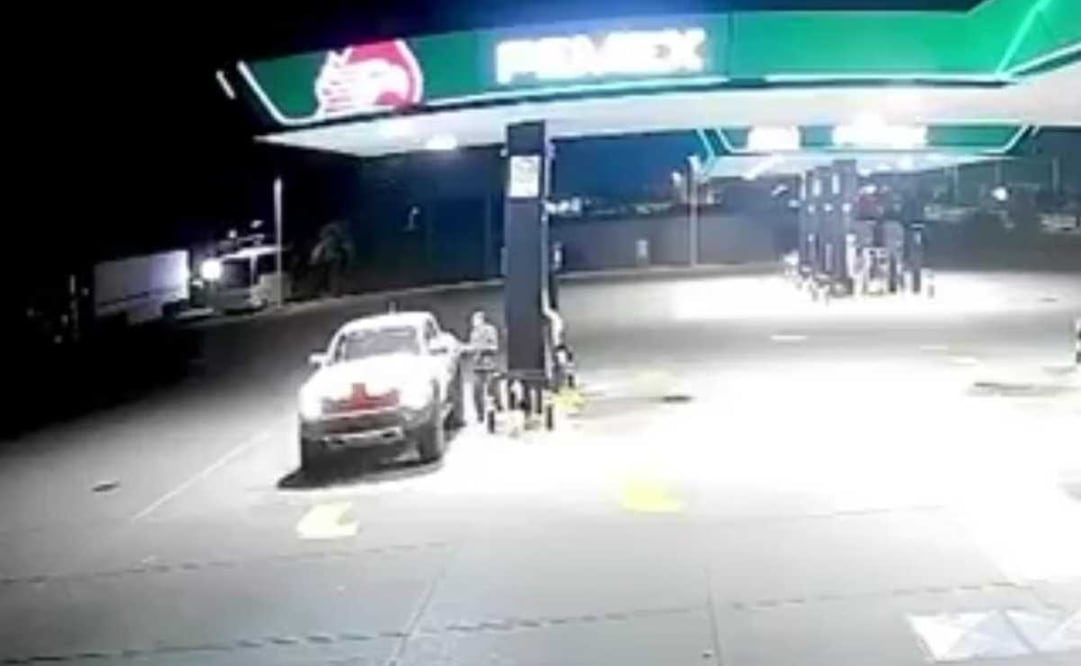 En el video que se tiene de la estación de gasolina, se aprecia la llegada de dos personas en una motocicleta, uno de ellos desciende y le dispara, presuntamente a Cuén Ojeda. Foto: Captura de pantalla