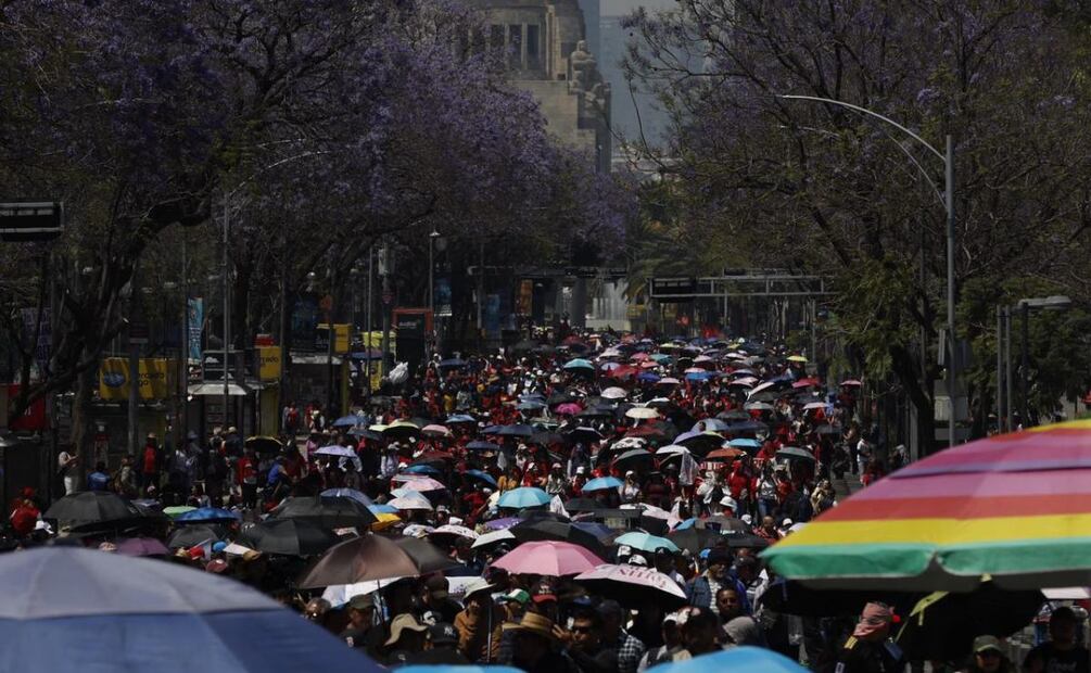 Con pancartas en mano y sombrillas, avanza la manifestación de integrantes de la CNTE sobre las principales calles de la CDMX rumbo al zócalo capitalino (18/03/2026). Foto: Diego Simón Sánchez / EL UNIVERSAL