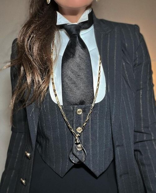 Thalía viste traje con corbata y enciende Instagram con su look