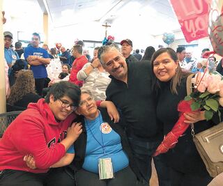 Familias logran reunirse a través de palomas mensajeras