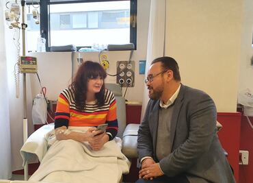 Javier Camarena canta a pacientes en hospital español