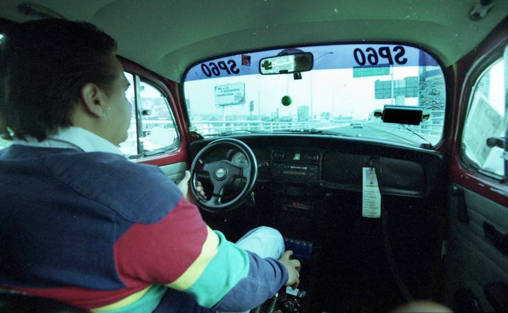 Buena parte de los taxis que estrenaron el segundo piso de Periférico, en 2003, eran los icónicos "vochos", sin asiento de copiloto para facilitar el abordaje de los pasajeros. Foto: Jorge Serratos/Archivo EL UNIVERSAL.