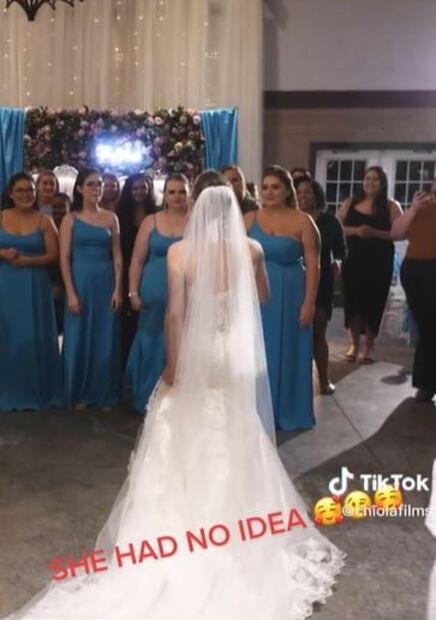 Lanza su ramo de flores en su boda, ocurre algo inesperado