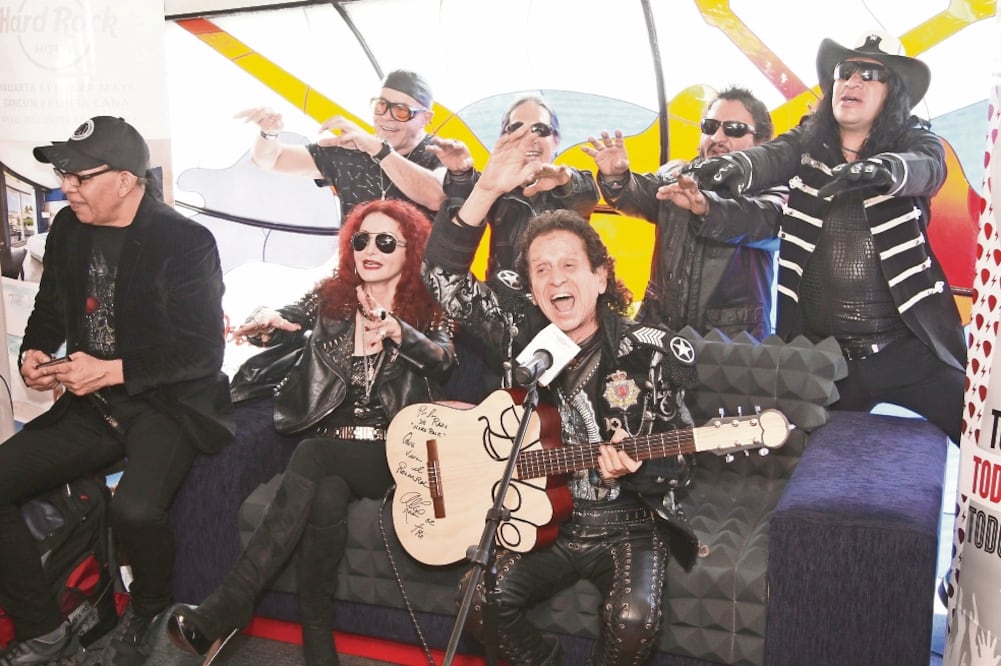 Alex Lora regaló una guitarra conmemorativa a una cadena de hoteles (IRVIN OLIVARES. EL UNIVERSAL)