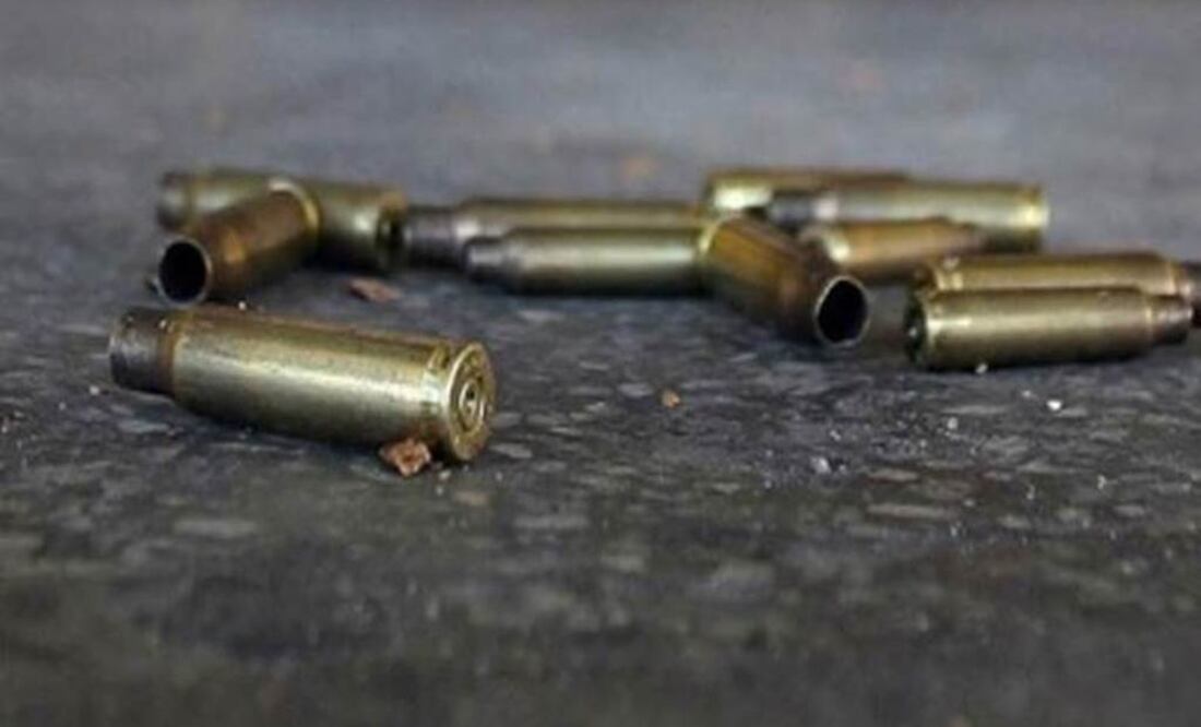 De acuerdo con lo reportes se constató que en Sexto Callejón de Pachicalco un sujeto se acercó a la mujer que iba caminando, misma que al verlo, lo dejó que pasara delante de ella, el sujeto la esperó y siguió para posteriormente ejecutarla. Foto: EL UNIVERSAL