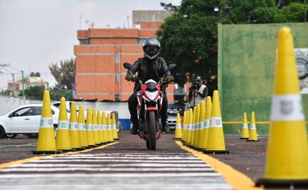Es repartidor en moto... pero no pasa el examen para su licencia