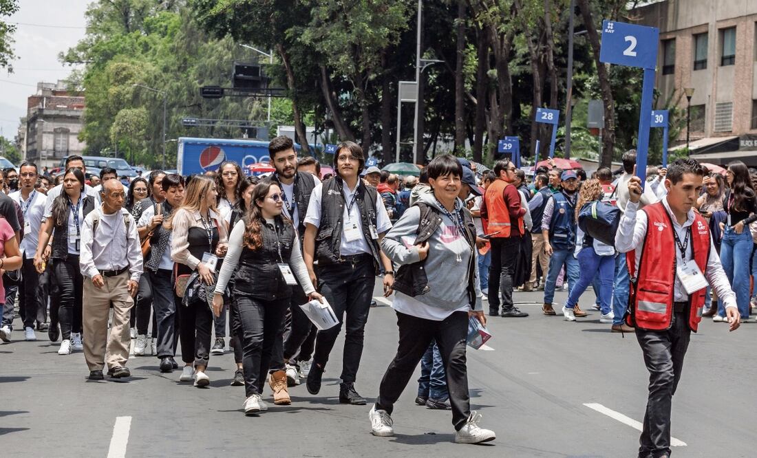 Tras la activación de la alerta sísmica, miles de trabajadores salieron de sus centros laborales para cumplir con los protocolos de protección civil. Foto: Yaretzy M. Osnaya EL UNIVERSAL