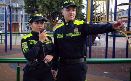 Graban a policías muy enamorados arriba de autobús en Colombia