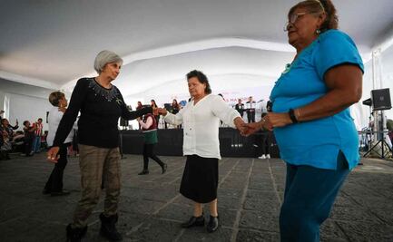 Abuelitas y abuelitos celebran su día con baile en Plaza de Santo Domingo