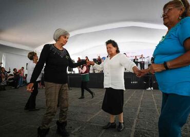 Abuelitas y abuelitos celebran su día con baile en Plaza de Santo Domingo