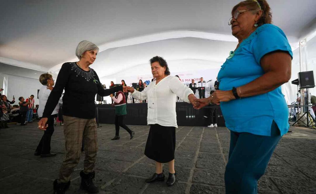 Quienes más disfrutaron del baile fueron las abuelitas, pues no esperaron a que los abuelos las llevaran a la pista y formaron parejas entre ellas mismas. Foto: Diego Simón/EL UNIVERSAL