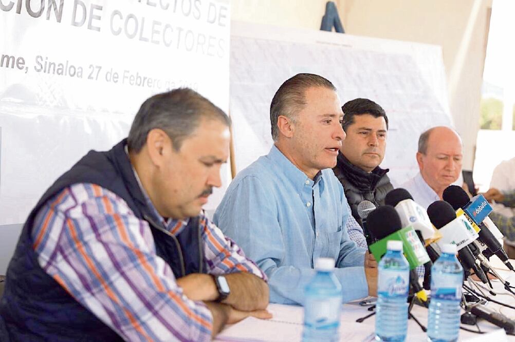 El gobernador Quirino Ordaz (segundo de izq. a der.) dijo que su administració n es solidaria con quienes habitan en las colonias populares del estado.