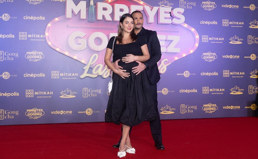 Claudia Martín  luce su embarazo junto a su esposo, el actor Carlos Said durante la alfombra roja de la película "Mirreyes vs Godinez La Vegas", en el Centro  Comercial Plaza Mitikah de la Ciudad de Mexico. Foto: Edgar Negrete/Clasos.com.mx