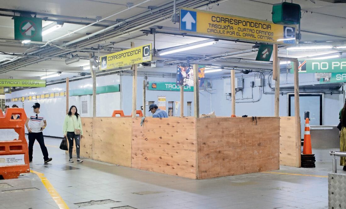 Este martes, trabajadores colocaban piso en la zona de transbordo de la Línea 8 a la L2. Foto: Darío Luna / EL UNIVERSAL