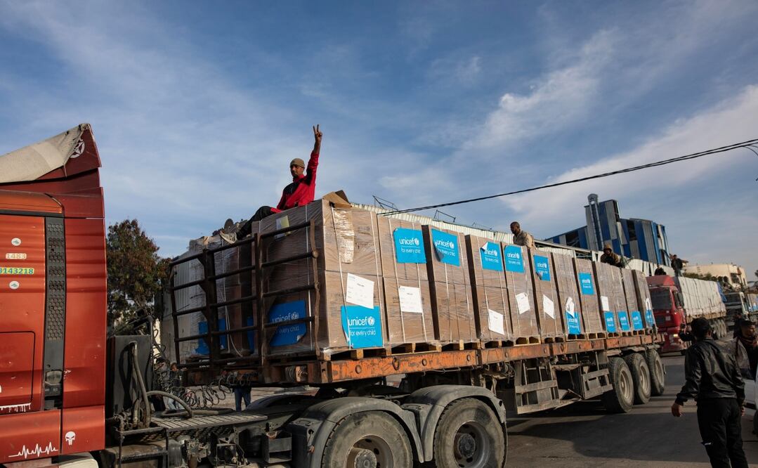 Camiones palestinos transportan ayuda desde el cruce fronterizo de Rafah entre Egipto y la Franja de Gaza. Foto: EFE