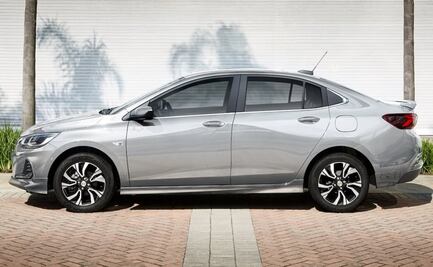 Viral: vendedor de autos choca dentro de su propia agencia