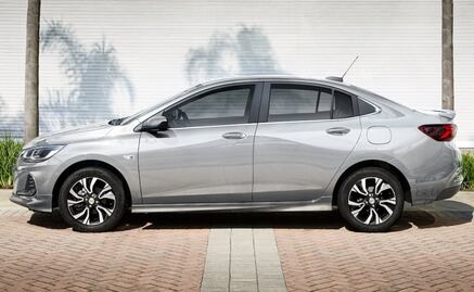 Viral: vendedor de autos choca dentro de su propia agencia