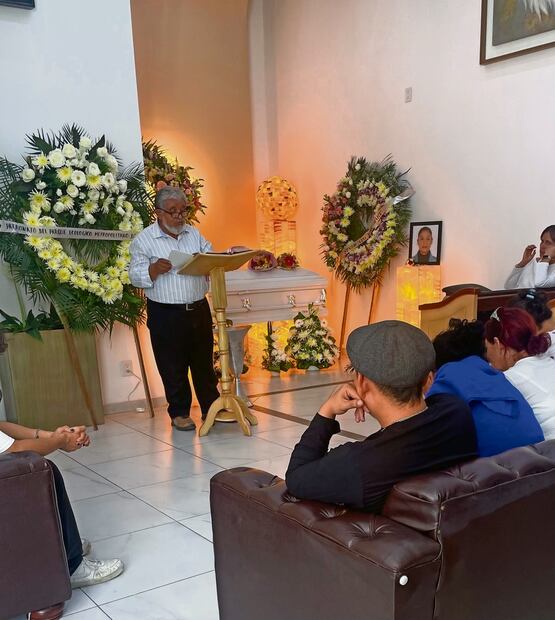 El cuerpo de Milagros Monserrat reposa en un ataúd blanco en la funeraria Ureña, en el barrio de San Juan de Dios. Foto: Xóchitl Álvarez | El Universal