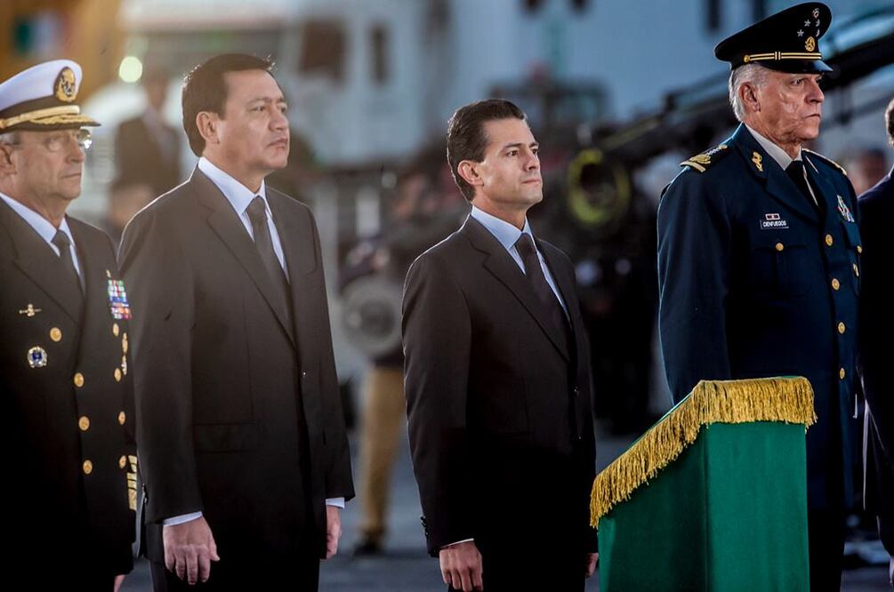 El presidente Enrique Peña Nieto encabezó la ceremonia de izamiento de la Bandera Nacional, a media asta, en memoria de las personas fallecidas en el sismo del 19 de septiembre de 1985. Foto: Yadín Xolalpa/EL UNIVERSAL