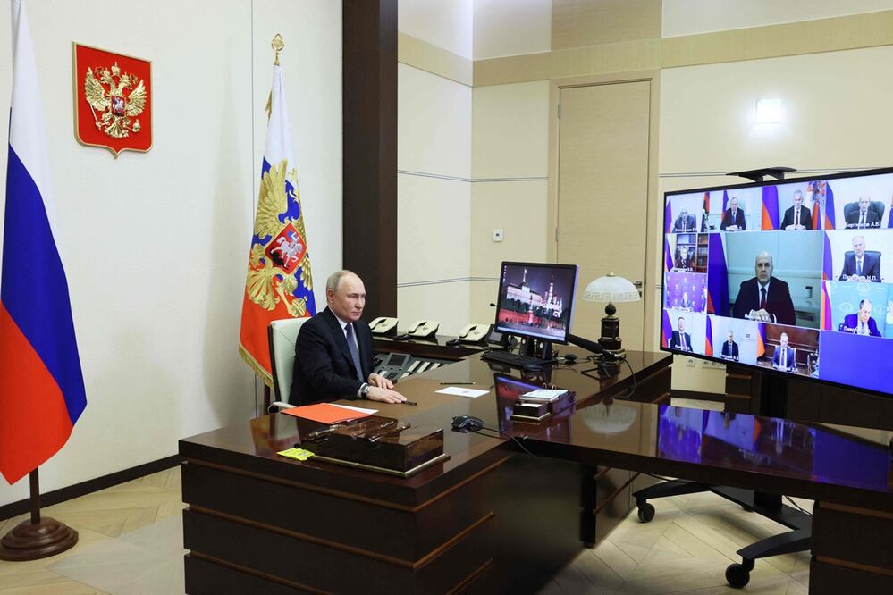 El presidente ruso Vladimir Putin preside una reunión del Consejo de Seguridad a través de un enlace de vídeo en la residencia estatal Novo-Ogaryovo, a las afueras de Moscú. Foto: AFP