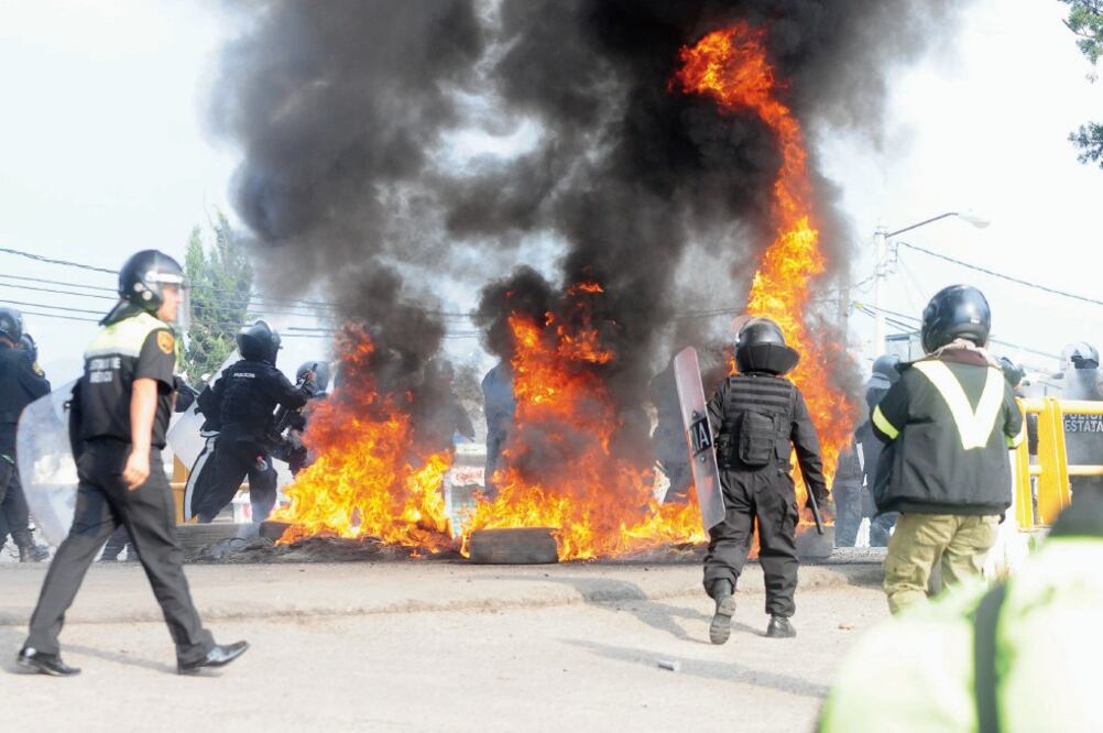 Tras el ingreso de los uniformados, pobladores de Atlatongo prendieron llanta s y desechos y se enfrentaron varias veces con los agentes (HUGO GARCÍA. EL UNIVERSAL)