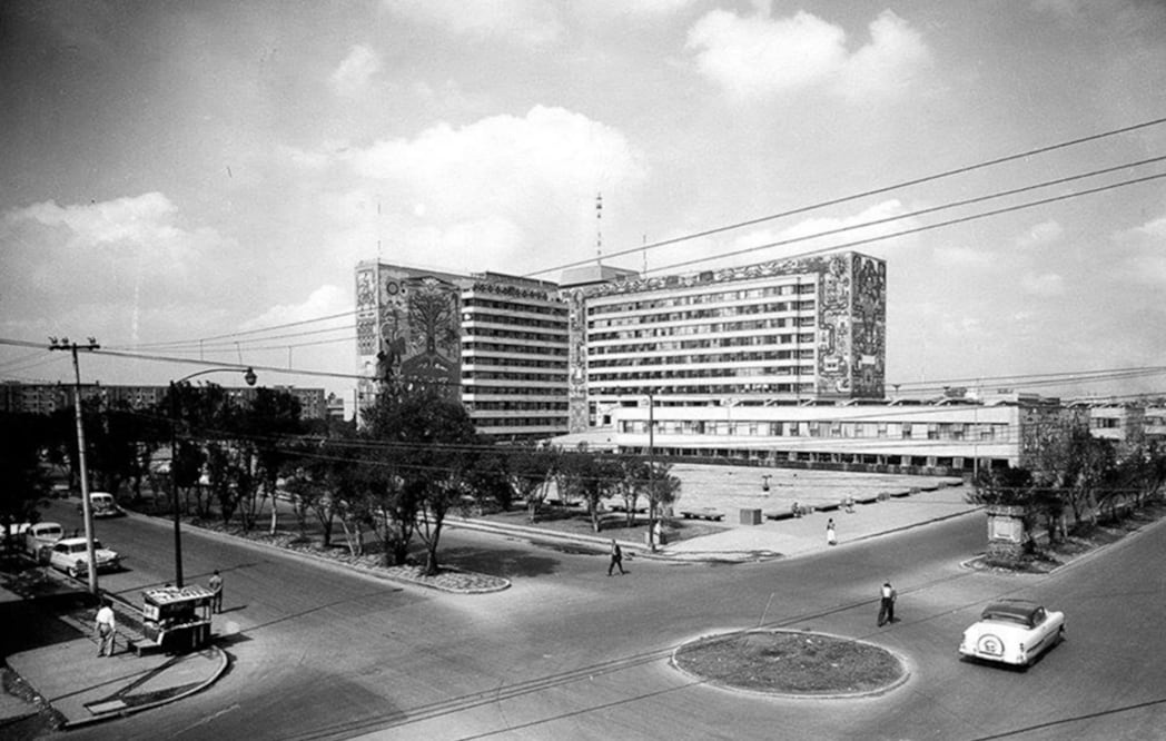 El cruce de Xola y la Calzada del Niño Perdido, hoy Eje Central, en una fotografía cercana a 1960. Se aprecia el edificio de la Secretaría de Comunicaciones y Obras Públicas, inaugurado en 1954; hay que notar la glorieta que se encontraba en este punto, además de los camellones arbolados de ambas avenidas que desaparecieron con los Ejes Viales. 