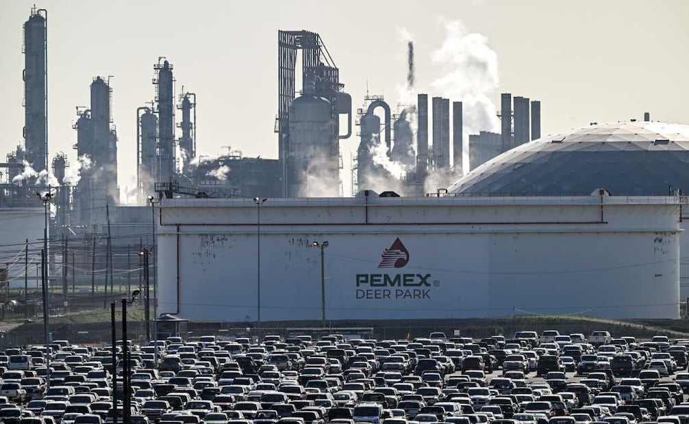 Aunque la producción de exploración y producción se ha estabilizado recientemente, ello no representa un cambio estructural en la tendencia de declive. En la imagen la refinería de Pemex en Deer Park, Texas. Foto: AFP