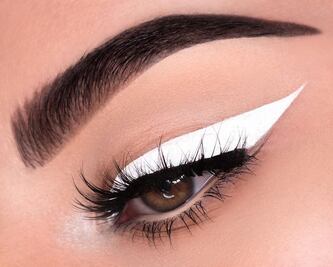 El delineado blanco es lo último en tendencia de belleza 