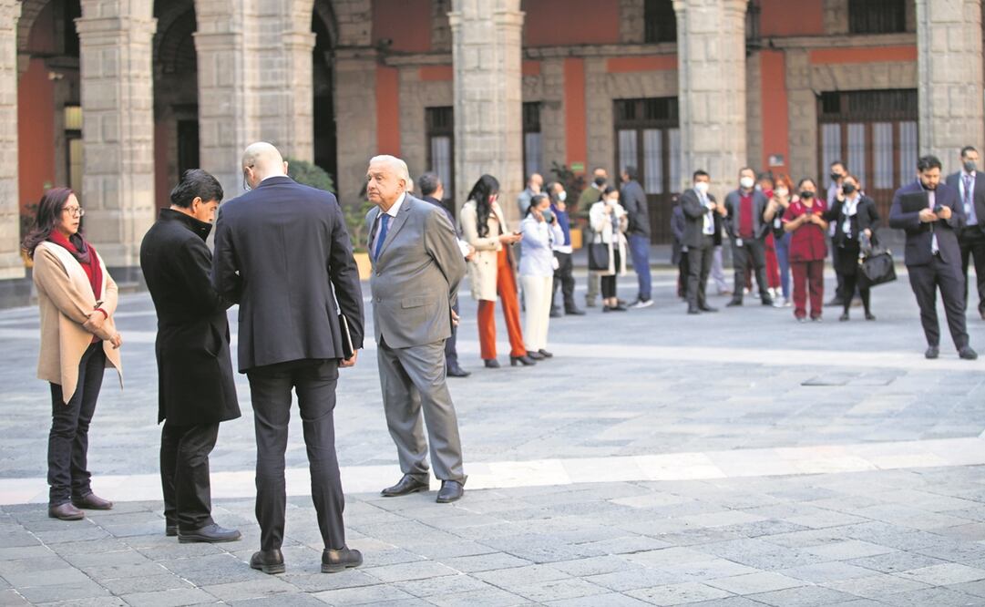 En el patio central de Palacio Nacional, el Presidente y trabajadores del recinto esperaron a que pasara el sismo que se registró ayer. Foto: Germán Espinosa. EL UNIVERSAL