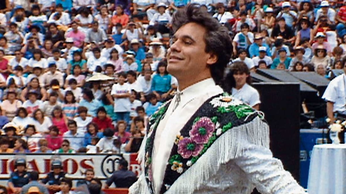 María José en curaduría de imágenes. Fotos: Facebook y Netflix