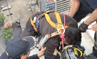 Falla en andamio deja a trabajador suspendido entre los pisos 34 y 39 del Hotel St. Regis; rescatistas logran salvarlo