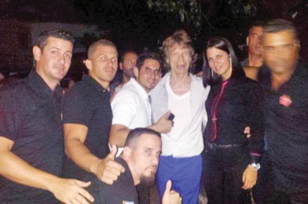 Mick también visitó este fin de semana el club Sangri-la y estuvo acompañado de empleados del centro nocturno ubicado en Playa (TOMADA DE FACEBOOK)