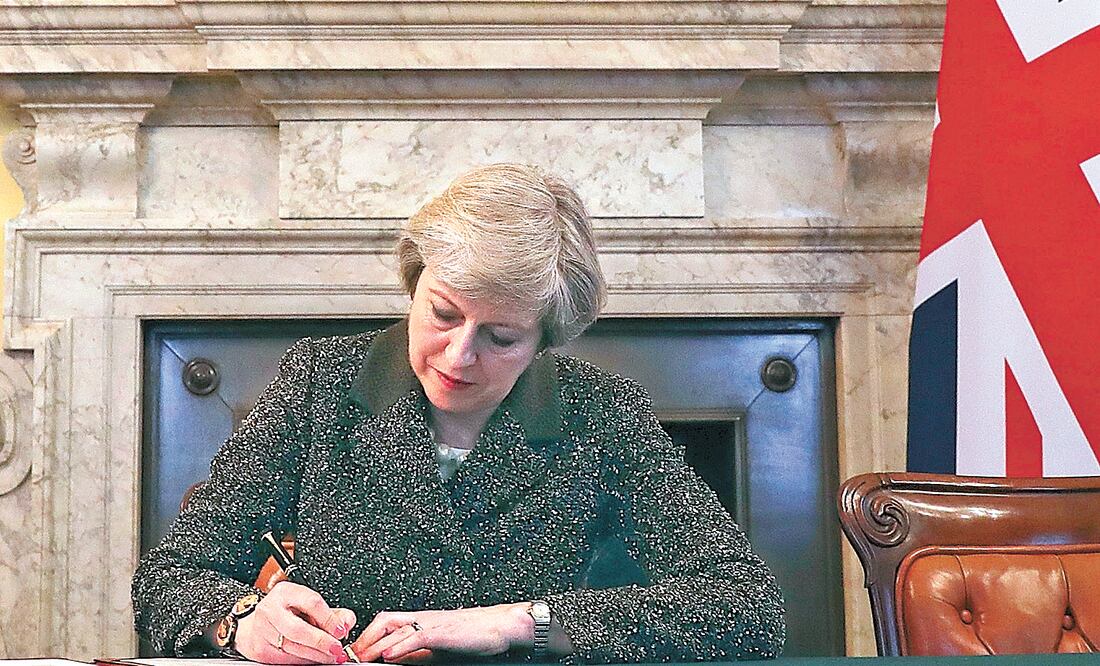 Disposición. Theresa May en una foto del 28 de marzo de 2017. Dijo que seguirá trabajando para el pueblo británico. Foto: ARCHIVO AP