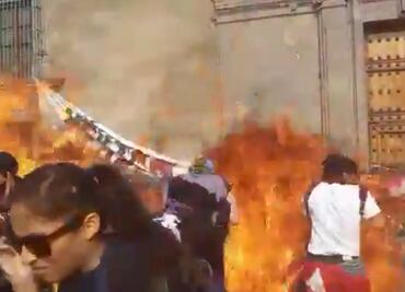 Queman con bomba molotov a fotógrafa de EL UNIVERSAL en marcha