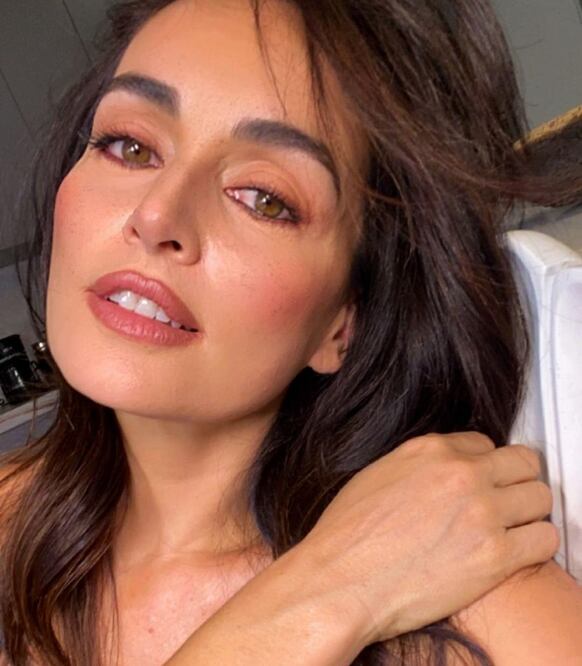 La bella actriz usó de manera espectacular un saco Chanel / Foto: Instagram @adelareguera