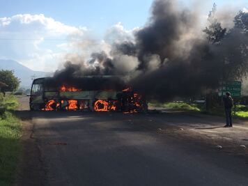 Normalistas incendian tres vehículos en Michoacán