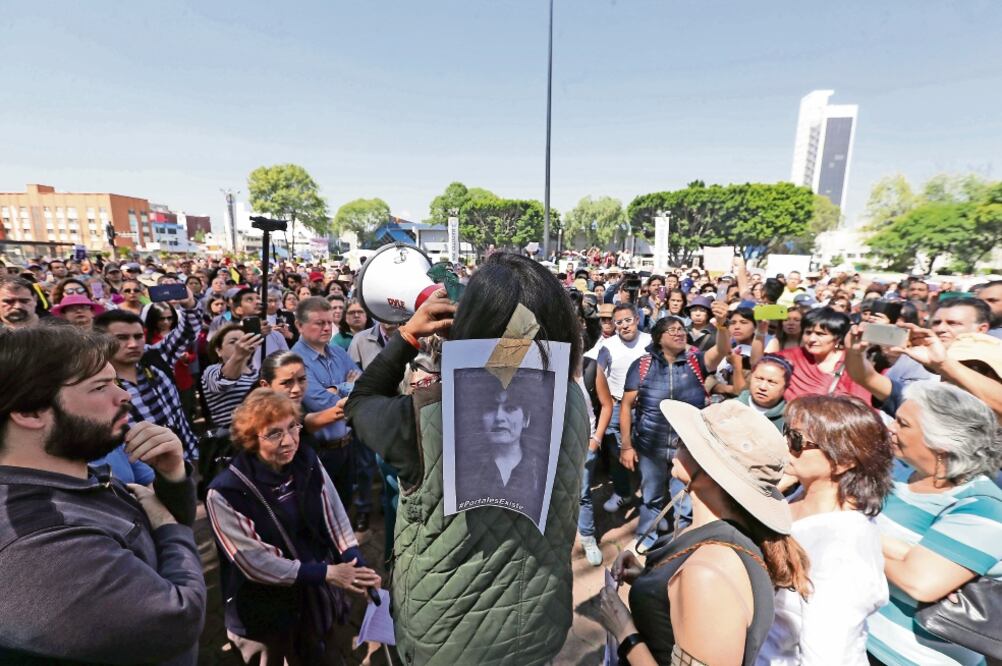 Durante la protesta, los inconformes leyeron un pliego petitorio que incluye la transparencia en los recursos utilizados por las autoridades. (FOTOS: ALEJANDRO ACOSTA. EL UNIVERSAL)