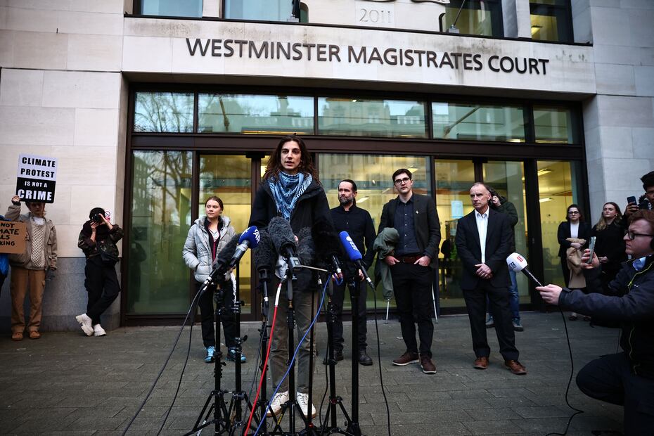 La activista ambiental sueca Greta Thunberg (izq.) y su compañero acusado Joshua Unwin (izq.), Peter Barker y Jeff Rice salen del tribunal para escuchar a su abogado hacer una declaración a los medios frente al Tribunal de Magistrados de Westminster en Londres Foto: HENRY NICHOLLS / AFP