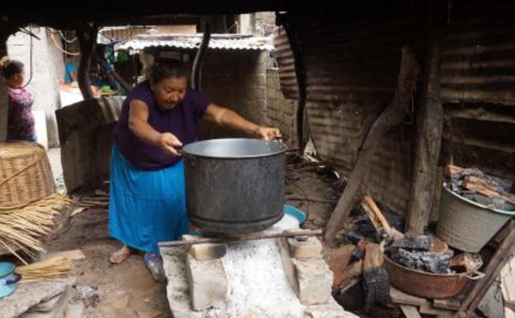 Mujeres zapotecas luchan para reactivar economía en Juchitán 