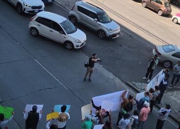 Vecinos de la alcaldía Coyoacán bloquean División del Norte; denuncian fraude inmobiliario