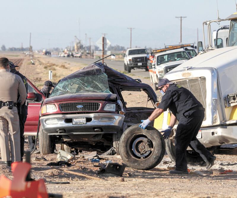 Una camioneta chocó contra un tractocamión, en Holtville, California, el pasado martes. Foto: SANDY HUFFAKER. EFE