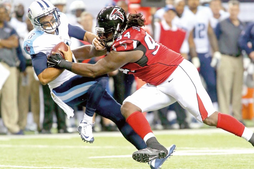 Tyson Jackson (94) recibió al quarterback de los Titans, Marcus Mariota, con captura en el primer cuarto (JASON GETZ. USA TODAY SPORTS)