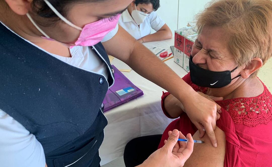 La llegada de la nueva variante del Covid-19 a América ha hecho que personas que viven en Méxicoy que no estén vacunadas o no tienen el esquema completo acudan a recibir la dosis. Foto: Amalia Escobar/ EL UNIVERSAL.