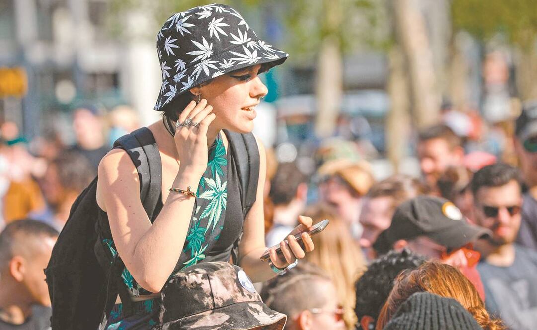 Una mujer, en una manifestación a favor de la legalización del consumo de cannabis en París el 29 de mayo de 2021. Foto: Geoffroy Van Der Hasselt/ AFP.