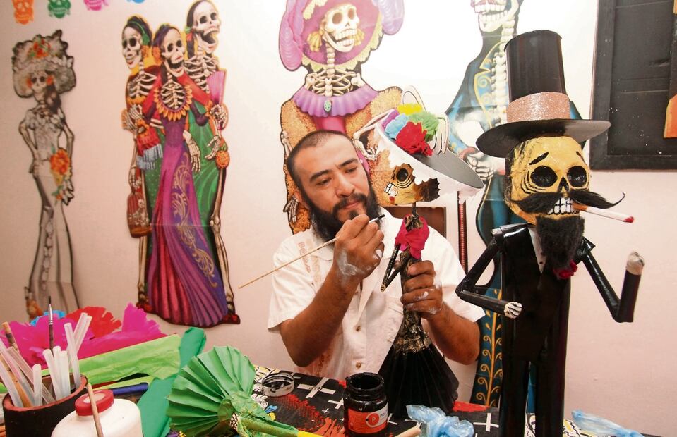 Empezó haciendo catrinas para adornar la ofrenda del Día de Muertos y ahora ya las comercializa. Foto: Omar Contreras