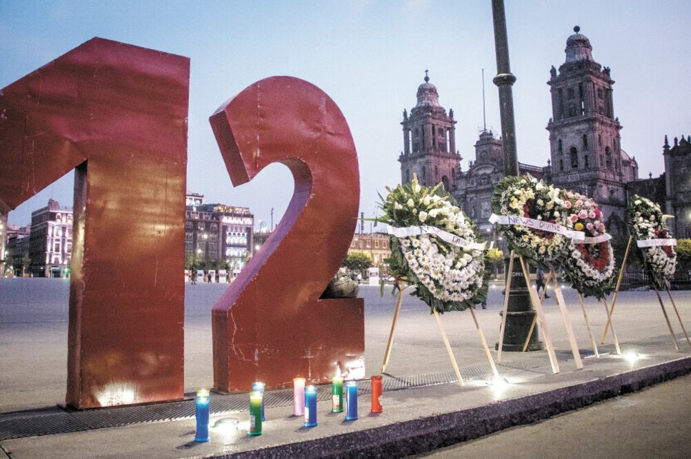 No hay olvido. Familiares de las víctimas del New ’s Divine colocaron un antimonumento de color rojo con el número 12 y coronas florales. Foto/ANDREA MURCIA. CUARTOSCURO
