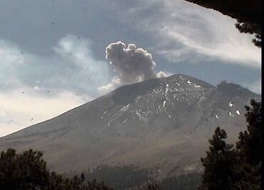 Popocatépetl spews 85 low-intensity exhalations and 3 explosions