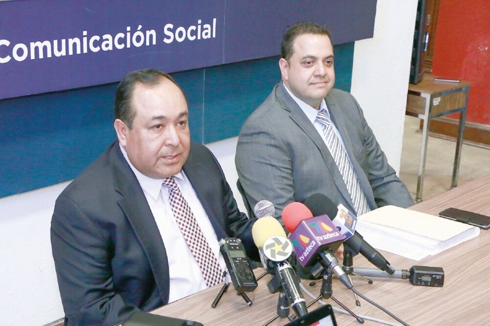 El consejero jurídico del estado de Chihuahua, Jorge Espinoza Cortés (izq.), dijo que “es falso” que la SCJN haya dado un plazo de tres días para trasladar a un penal federal a Alejandro Gutiérrez, Antonio Tarín y Gerardo Villegas. (EDUARDO HERRERA)